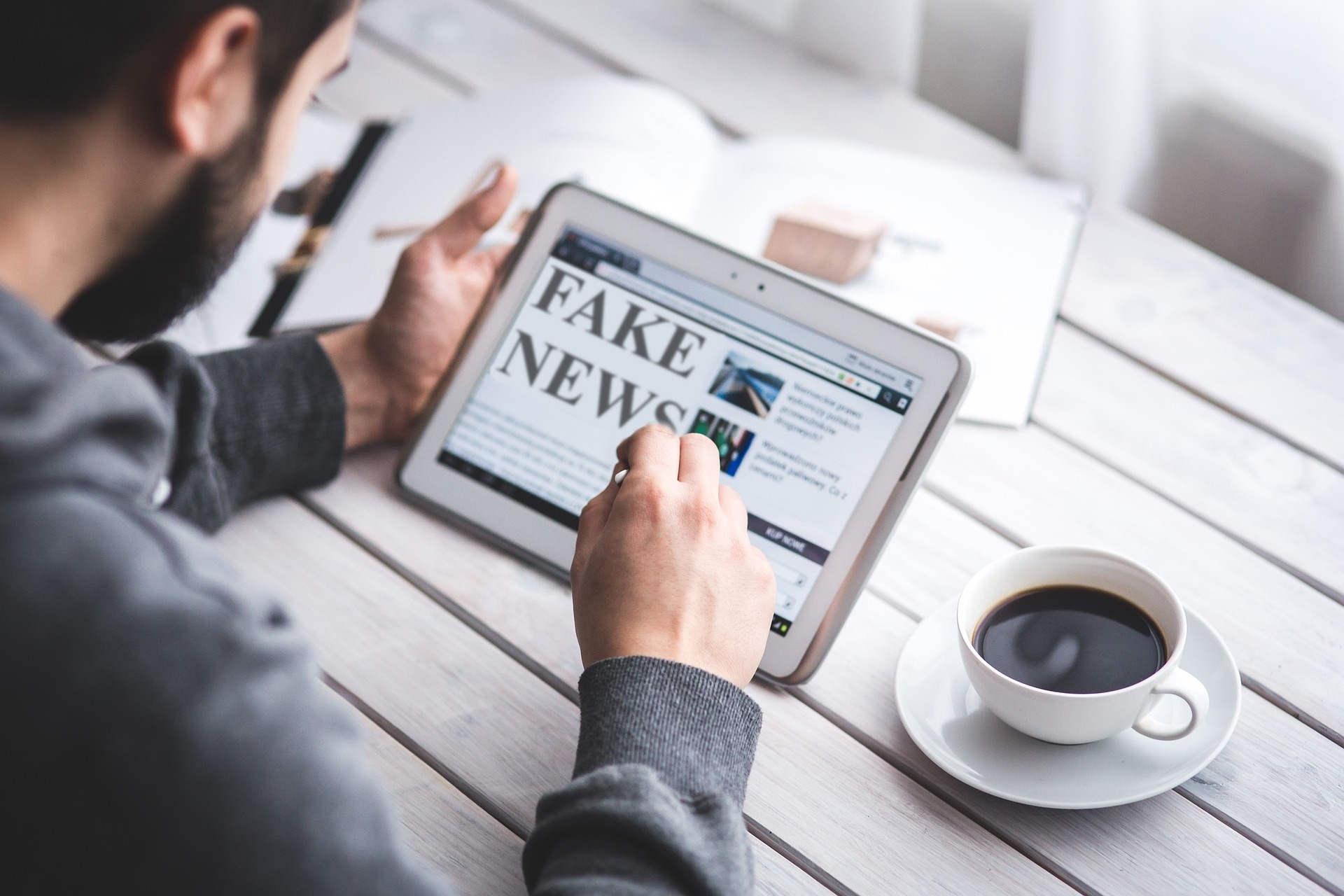 Combattre les fake news : le rôle crucial des médias